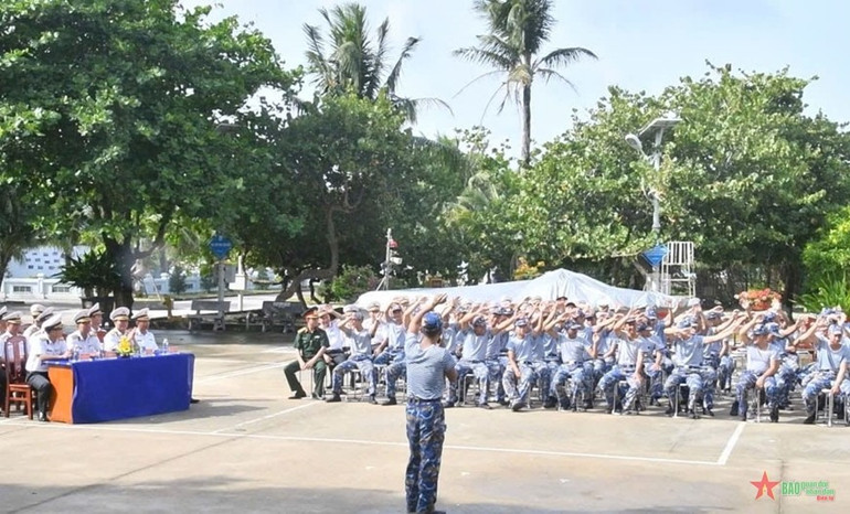 Cán bộ, chiến sĩ đảo Sơn Ca giao lưu học tập truyền thống. 05-839-6836.jpg
