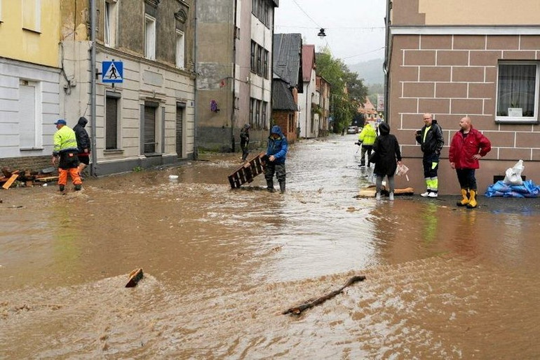 Người dân lội trong nước lũ khi nước sông Biala Ladecka tràn vào gây ngập lụt ở Ladek-Zdroj, Klodzko, Ba Lan, ngày 15/9/2024. (Ảnh: Agencja Wyborcza.pl/Reuters) Người dân lội trong nước lũ khi nước sông Biala Ladecka tràn vào gây ngập lụt ở Ladek-Zdroj, Klodzko, Ba Lan, ngày 15/9/2024. (Ảnh: Agencja Wyborcza.pl/Reuters)