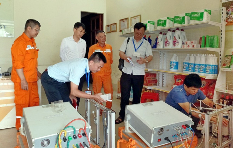 Năm 2024, Sở KH&CN đã tiến hành 07 cuộc kiểm tra về đo lường, chất lượng tại các cơ quan, đơn vị (Ảnh: Thực hiện kiểm tra đối với phương tiện đo nhóm 2 trong hoạt động mua bán điện tại Điện lực Ngân Sơn). kiem-tra-dien-2.jpg