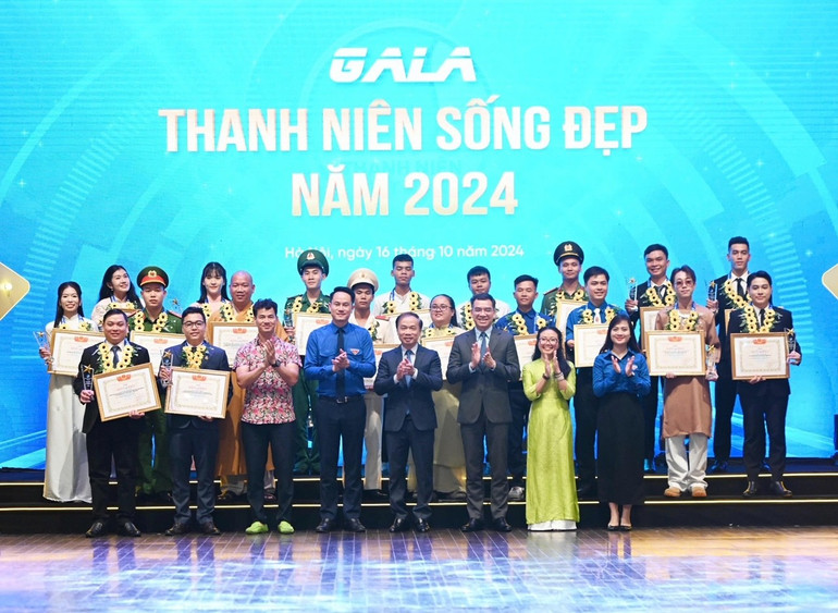 Các đại biểu chụp ảnh lưu niệm cùng các gương mặt tiêu biểu được trao giải thưởng "Thanh niên sống đẹp" 67-8052.jpg