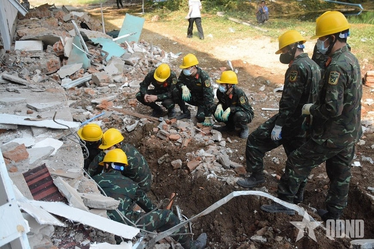Đoàn Quân đội nhân dân Việt Nam trinh sát hiện trường để tìm kiếm các nạn nhân trong vụ động đất tại Bệnh viện tư nhân Ottara Thiri ở Thủ đô Naypyidaw, Myanmar. Ảnh: qdnd.vn 09.jpg