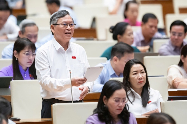 Đại biểu Tô Văn Tám (đoàn Kon Tum) phát biểu thảo luận về dự thảo Luật Nhà giáo. anh-2.jpg