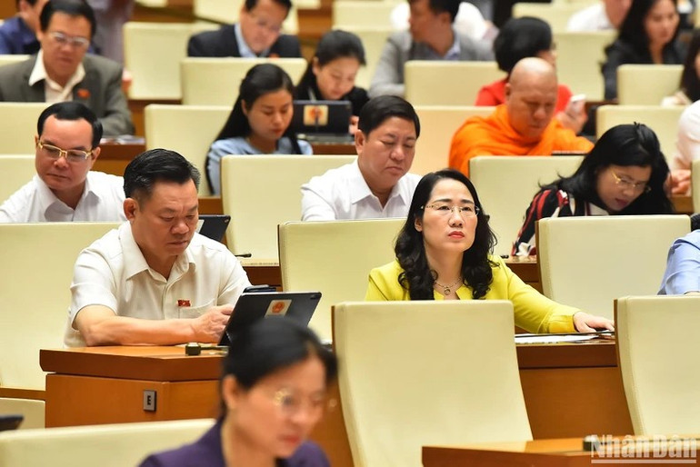 Các đại biểu dự phiên họp sáng 30/10. (Ảnh: THỦY NGUYÊN) 7.jpg