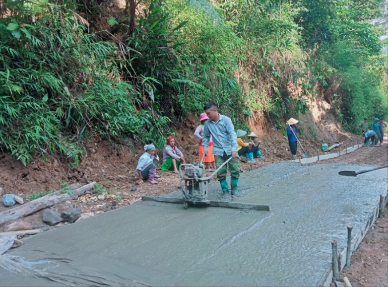 Nhân dân thôn Khâu Slôm, xã Giáo Hiệu (Pác Nặm) đóng góp ngày công xây dựng đường nông thôn mới. 213243.jpg