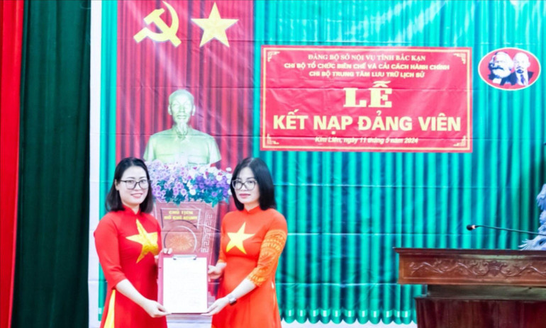 Lễ kết nạp đảng viên Sở Nội vụ nhân dịp kỷ niệm 134 năm Ngày sinh Chủ tịch Hồ Chí Minh (19/5/1890 -19/5/2024). kết nạp đảng viên Sở Nội vụ.jpg
