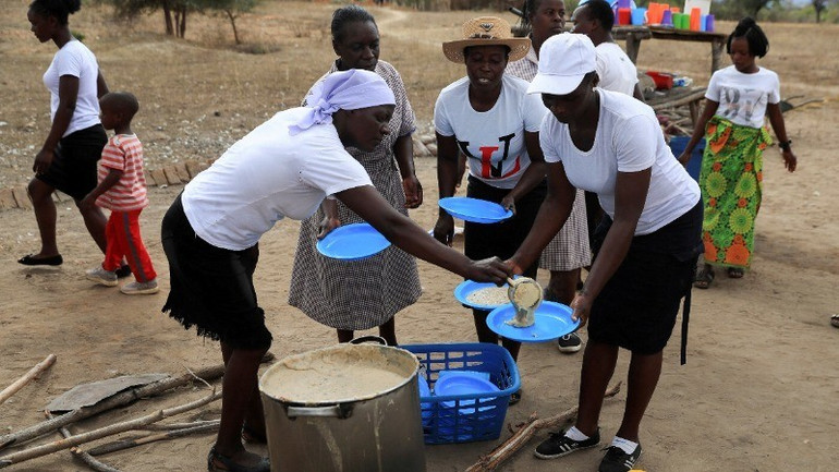 Phục vụ cháo truyền thống tại vùng nông thôn Kotwa ở Mudzi, Zimbabwe, ngày 2/7/2024. (Ảnh: Reuters) 1729009269465-2751-3363.jpeg