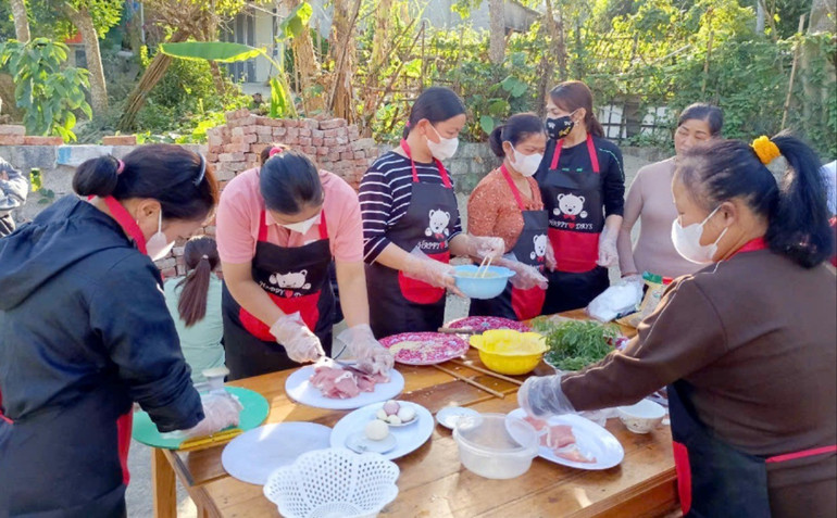 Học viên chuẩn bị nguyên liệu để thực hành tại lớp “Chế biến món ăn” tổ chức tại tổ Chí Lèn, phường Huyền Tụng. nau-an.jpg