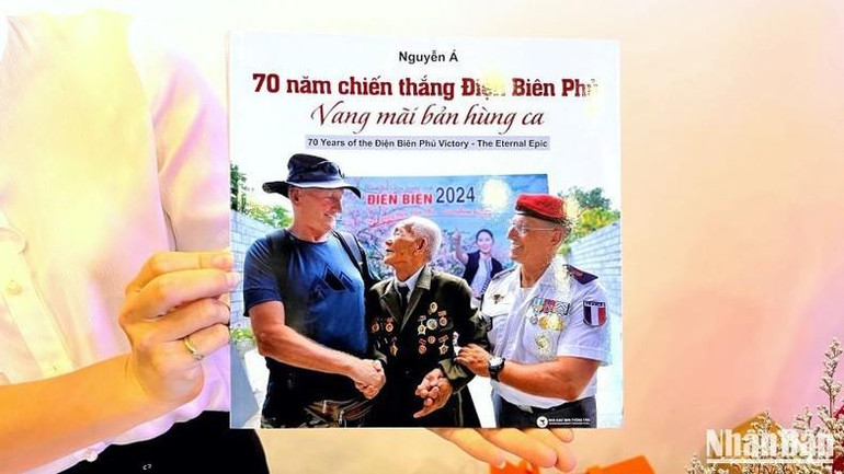 Cuốn sách ảnh dày 240 trang, do Nhà xuất bản Thông tấn ấn hành. Cuốn sách ảnh dày 240 trang, do Nhà xuất bản Thông tấn ấn hành.