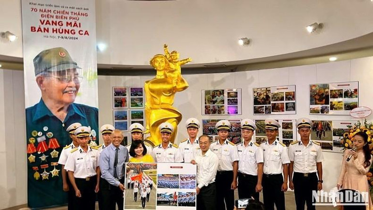 Nhiếp ảnh gia Nguyễn Á đã trao tặng một số tác phẩm cho Bảo tàng Phụ nữ Việt Nam. Nhiếp ảnh gia Nguyễn Á đã trao tặng một số tác phẩm cho Bảo tàng Phụ nữ Việt Nam.