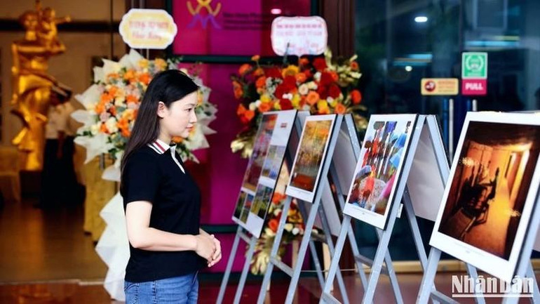 Nhà thơ, nhà báo Lữ Mai bày tỏ sự xúc động trước những bức ảnh vừa có giá trị tư liệu, vừa truyền cảm hứng sâu sắc. Nhà thơ, nhà báo Lữ Mai bày tỏ sự xúc động trước những bức ảnh vừa có giá trị tư liệu, vừa truyền cảm hứng sâu sắc.