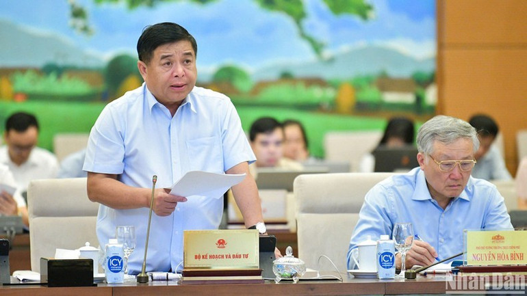 Bộ trưởng Kế hoạch và Đầu tư Nguyễn Chí Dũng trình bày tờ trình dự án Luật. (Ảnh: DUY LINH) Bộ trưởng Kế hoạch và Đầu tư Nguyễn Chí Dũng trình bày tờ trình dự án Luật. (Ảnh: DUY LINH)