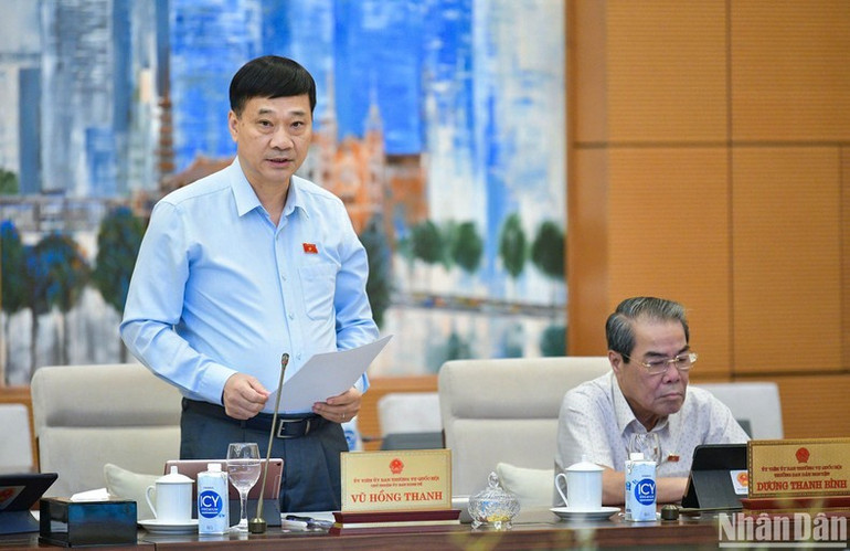 Chủ nhiệm Ủy ban Kinh tế Vũ Hồng Thanh trình bày báo cáo thẩm tra về dự án Luật. (Ảnh: DUY LINH) Chủ nhiệm Ủy ban Kinh tế Vũ Hồng Thanh trình bày báo cáo thẩm tra về dự án Luật. (Ảnh: DUY LINH)