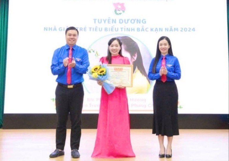 Cô giáo Phạm Thị Lan Hương nhận Bằng khen của BCH Tỉnh đoàn tại chương trình Tuyên dương “Nhà giáo trẻ tiêu biểu” tỉnh Bắc Kạn năm 2024. z6049920527204-e2dbee9dd908fd16a7412aa97113dae2.jpg