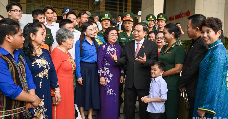 Chủ tịch Quốc hội Trần Thanh Mẫn gặp mặt các tập thể, cá nhân nhận Giải thưởng Vừ A Dính, nhân kỷ niệm 25 năm ngày thành lập Quỹ học bổng Vừ A Dính, 15 năm Giải thưởng Vừ A Dính, ngày 16/10/2024. (Ảnh: DUY LINH) quy-1-5538.jpg