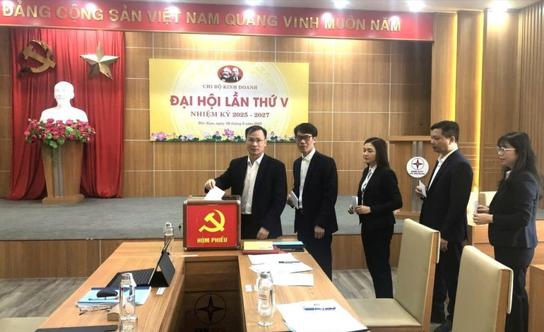 Hiện nay 17 chi bộ của Công ty Điện lực Bắc Kạn đã tổ chức xong Đại hội lần thứ V nhiệm kỳ 2025-2030, tiến tới Đại hội Đảng bộ Công ty trong tháng 6/2025. dai-hoi-chi-bo-kinh-doanh.jpg