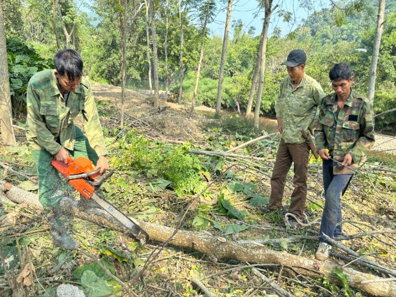 Sau 8 tháng kiên trì vận động, 51 hộ dân đã bàn giao mặt bằng để thi công các hạng mục cuối cùng của Dự án sửa chữa nền, mặt đường và xử lý các điểm mất ATGT trên tuyến Quốc lộ 3 đoạn qua các xã: Nông Hạ, Cao Kỳ, Hoà Mục (Chợ Mới). img-5529.jpg