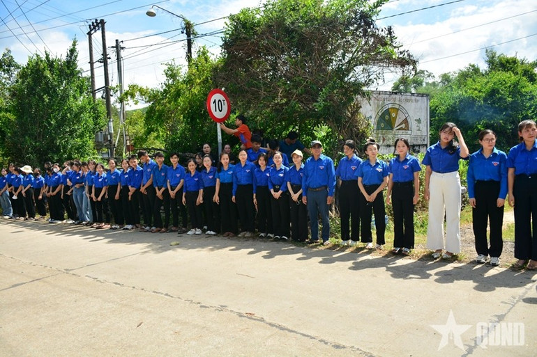 Lực lượng đoàn viên, thanh niên xã Phổ Khánh, thị xã Đức Phổ, tỉnh Quảng Ngãi có mặt tiễn đưa nguyên Chủ tịch nước Trần Đức Lương về nơi an nghỉ cuối cùng. 34.jpg