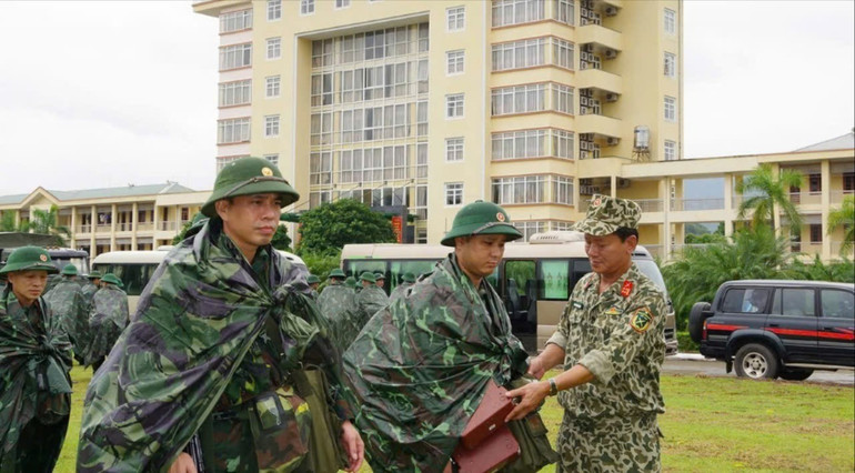 Đại tá Nguyễn Đình Huỳnh, Ủy viên BTV Tỉnh ủy, Chỉ huy trưởng Bộ CHQS tỉnh động viên các lực lượng tham gia ứng phó, khắc phục hậu quả cơn bão số 03 (Yagi). z6118144038311-3a301a0de7e3d2627bba035a5b70c5f0.jpg