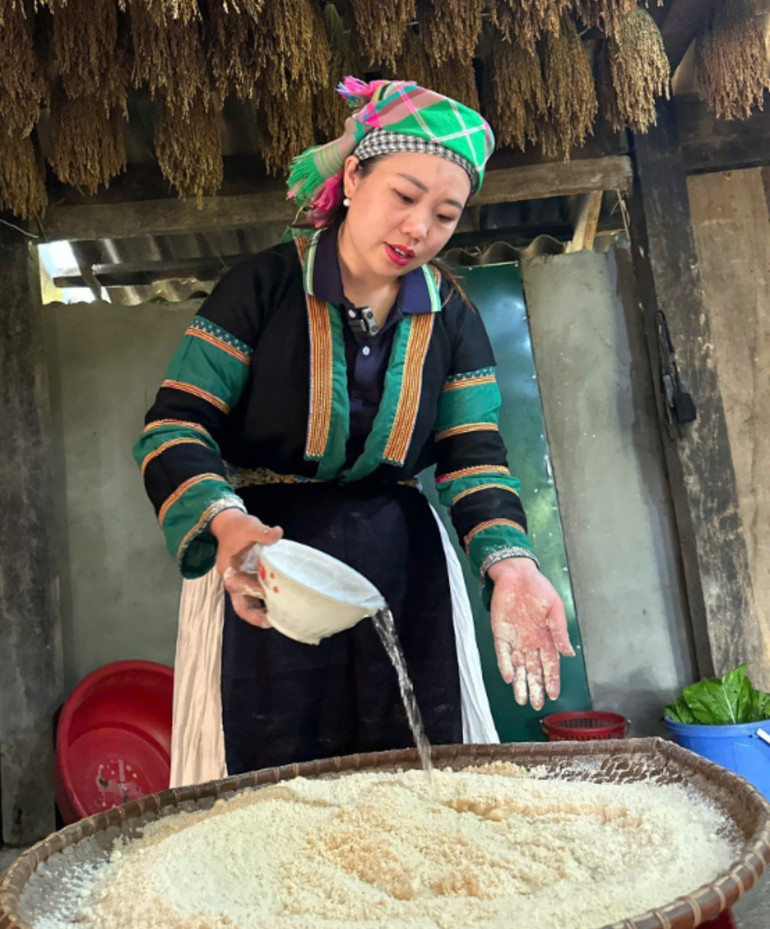 Theo kinh nghiệm của phụ nữ dân tộc Mông mèn mén phải làm từ ngô tẻ, bởi ngô nếp dẻo khó làm và dễ bị vón cục. z6118394429408-ad301c7bf5643cd43ad186835f8d4989.jpg