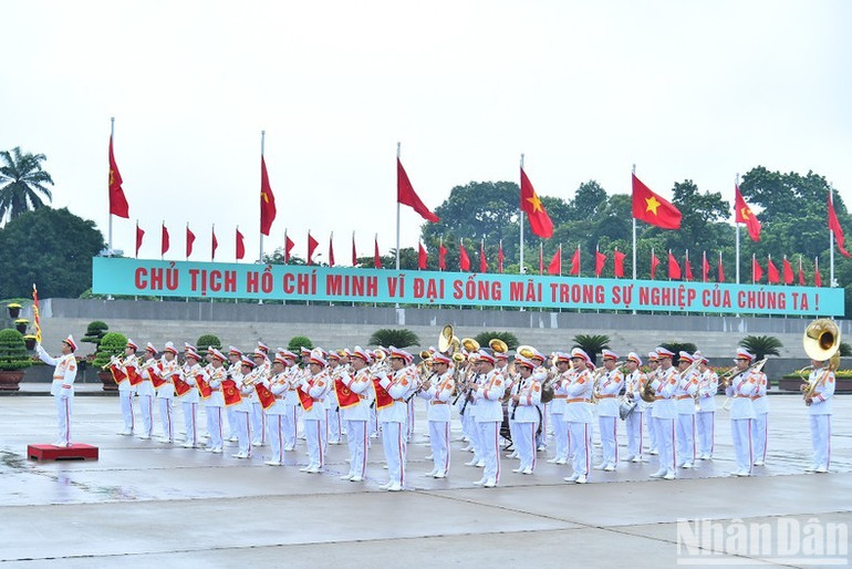 Đoàn Quân nhạc thực hiện nghi thức tại buổi lễ trên Quảng trường Ba Đình. Đoàn Quân nhạc thực hiện nghi thức tại buổi lễ trên Quảng trường Ba Đình.