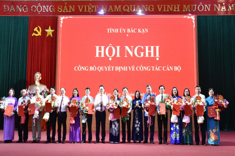 Các đồng chí Thường trực Tỉnh ủy tặng hoa, chúc mừng các cán bộ được điều động, bổ nhiệm dịp này. NIK_4235.jpg