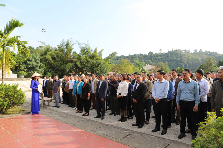 Đoàn đại biểu người có uy tín huyện Ba Bể, Chợ Mới, Chợ Đồn được về dâng hương tại Khu di tích lịch sử Nà Tu, xã Cẩm Giàng (Bạch Thông). 71.jpg