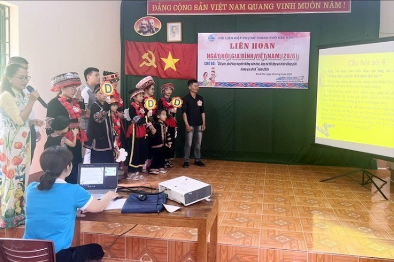 Hội LHPN TP. Bắc Kạn tổ chức thi tìm hiểu kiến thức về bình đẳng giới, tại tổ Khuổi Pái, phường Huyền Tụng. 5718018-2131-6912-9723-2055.jpg