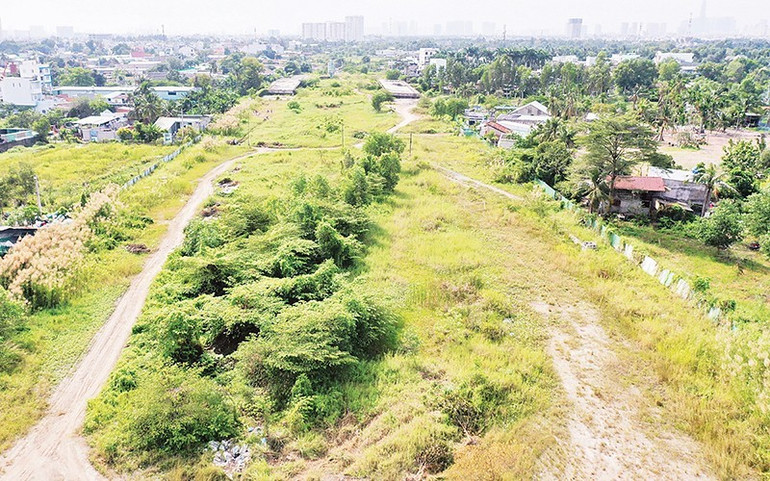 Đường vành đai 2, đoạn đi qua thành phố Thủ Đức chưa giải phóng được mặt bằng. (Ảnh VŨ NGUYÊN) vd2-7734.jpg