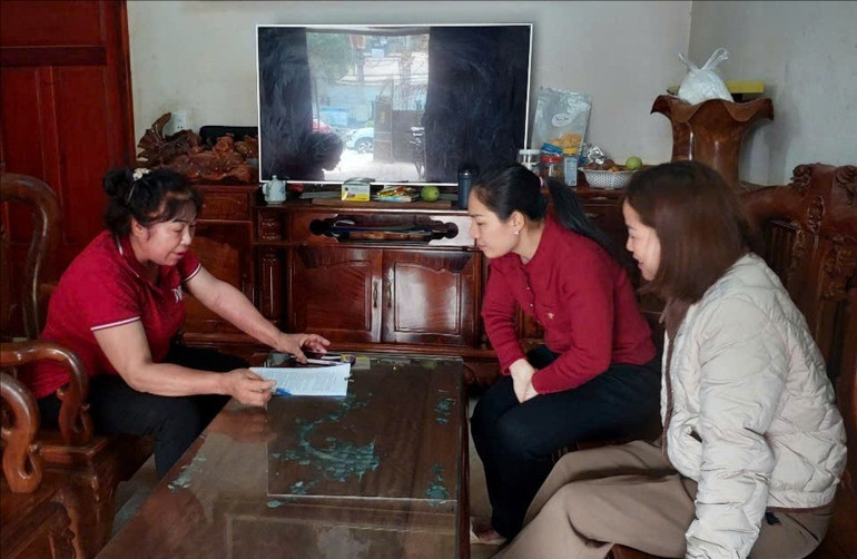 Bà Lăng Thị Đáo (bên trái) luôn là tấm gương sáng về tinh thần trách nhiệm, gương mẫu, tận tụy với công việc, được nhân dân tin yêu và quý trọng. 2.jpg