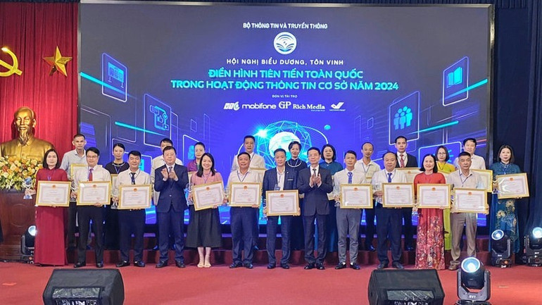 Các điển hình tiên tiến toàn quốc trong hoạt động thông tin cơ sở năm 2024 được tôn vinh. Các điển hình tiên tiến toàn quốc trong hoạt động thông tin cơ sở năm 2024 được tôn vinh.