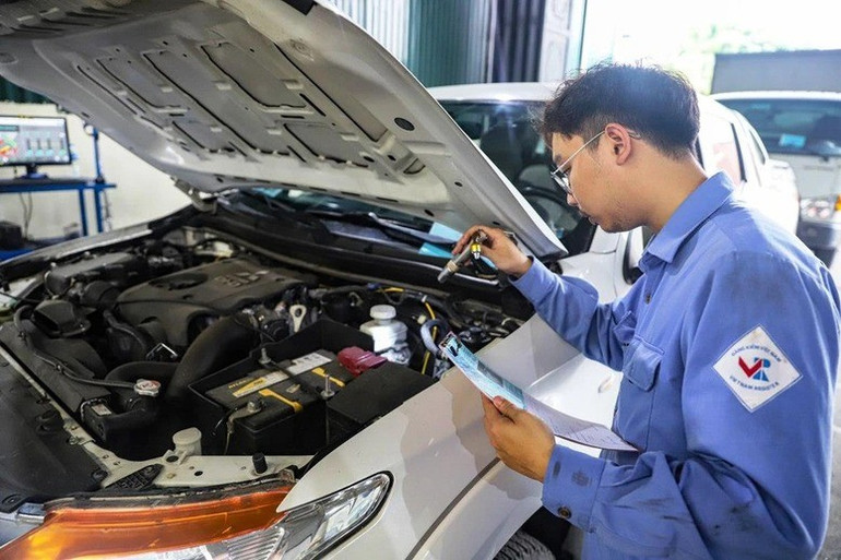 Địa điểm kiểm định được thực hiện tại cơ sở đăng kiểm hoặc ngoài cơ sở đăng kiểm Địa điểm kiểm định được thực hiện tại cơ sở đăng kiểm hoặc ngoài cơ sở đăng kiểm