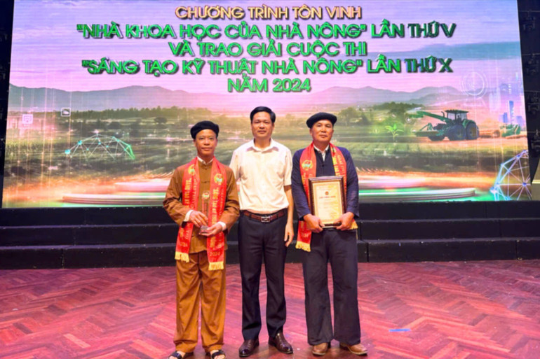 Ông Trương Văn Thủy (bên trái) cùng đồng tác giả đạt giải Nhất Cuộc thi Sáng tạo kỹ thuật nhà nông lần thứ X năm 2024 chụp ảnh lưu niệm với Chủ tịch Hội Nông dân tỉnh Bắc Kạn. 91.jpg