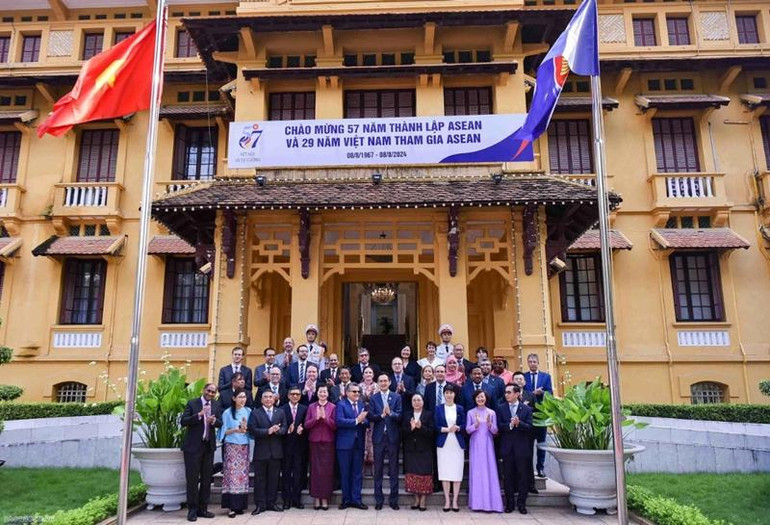 Các đại biểu tham dự buổi lễ Các đại biểu tham dự buổi lễ