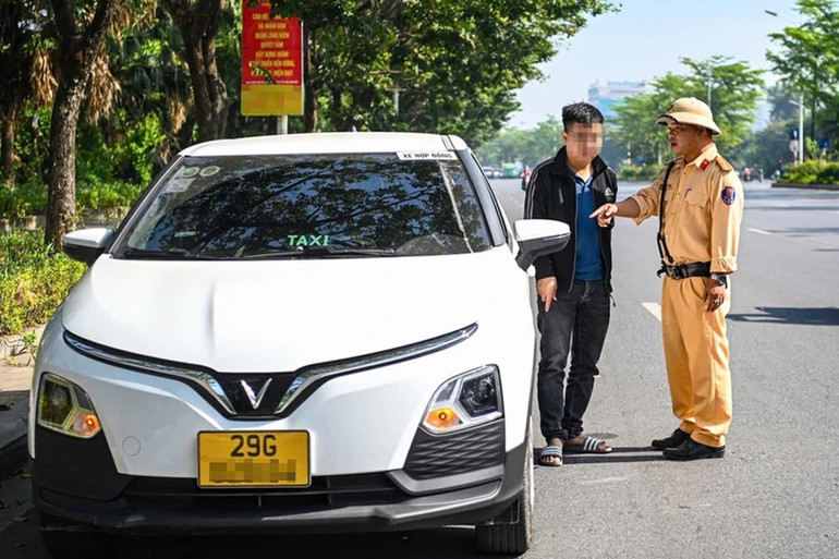 Theo Luật Trật tự, an toàn giao thông đường bộ, người lái xe ô-tô kinh doanh vận tải và vận tải nội bộ không được phép lái xe liên tục quá 4 giờ. 65.jpg
