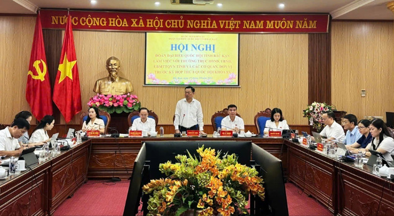 Đồng chí Hoàng Duy Chinh, Ủy viên Ban Chấp hành Trung ương Đảng, Bí thư Tỉnh ủy, Trưởng đoàn ĐBQH tỉnh phát biểu tại buổi làm việc. 11-9614-8791.jpg