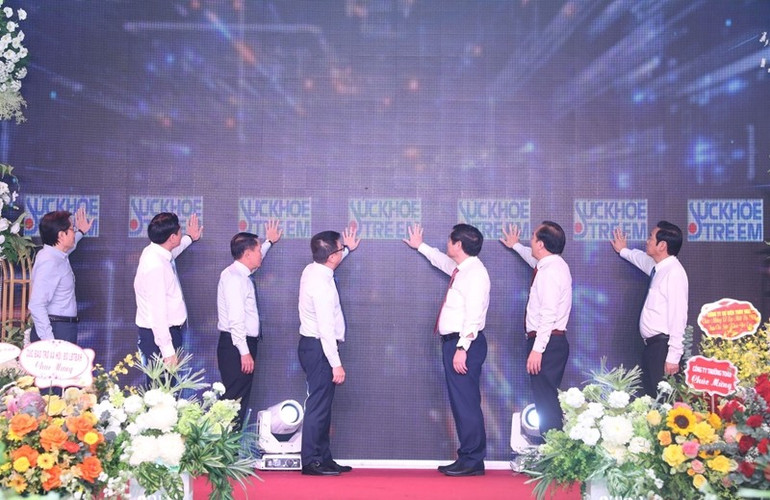 Các đại biểu thực hiện nghi lễ bấm nút, khai trương bộ mới Tạp chí Sức khỏe trẻ em. Các đại biểu thực hiện nghi lễ bấm nút, khai trương bộ mới Tạp chí Sức khỏe trẻ em.