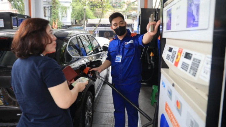 Một điểm bán xăng của Petrolimex tại Hà Nội. (Ảnh: TTXVN) 1730969073099-3056.jpg