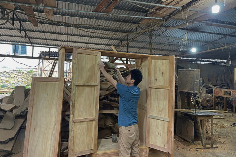Xưởng sản xuất đồ mộc của HTX Tú Hương (xã Quang Phong, huyện Na Rì). 3.jpg