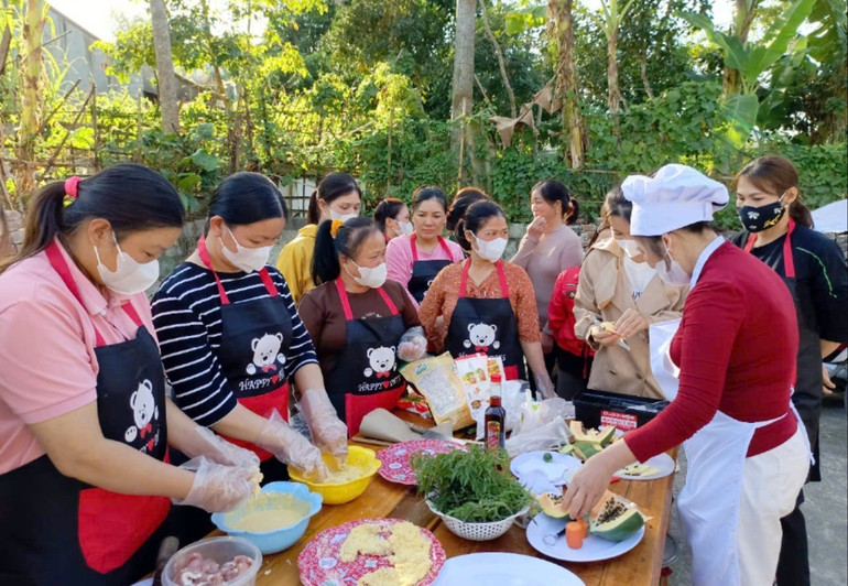 Thực hành tại lớp “Chế biến món ăn” tổ chức tại tổ Chí Lèn, phường Huyền Tụng, thành phố Bắc Kạn. ht1.jpg