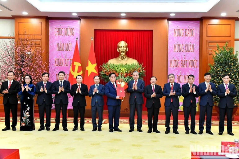 Tổng Bí thư Tô Lâm trao Quyết định về hợp nhất Ban Tuyên giáo Trung ương và Ban Dân vận Trung ương cùng chức năng, nhiệm vụ, tổ chức bộ máy, phân công, bổ nhiệm Trưởng ban và các Phó Trưởng Ban Tuyên giáo và Dân vận Trung ương. (Ảnh: ĐĂNG KHOA) 62.jpg