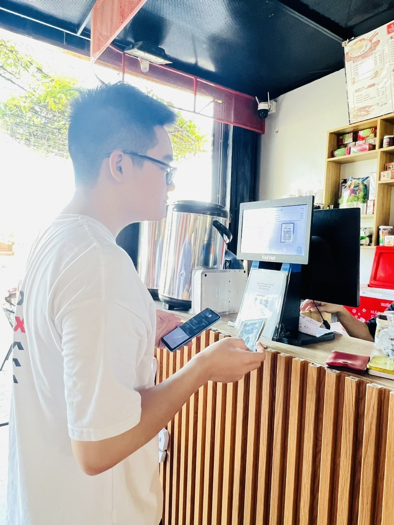 Hộ kinh doanh có doanh thu từ 1 tỷ đồng mỗi năm bắt buộc dùng hóa đơn điện tử. Hộ kinh doanh có doanh thu từ 1 tỷ đồng mỗi năm bắt buộc dùng hóa đơn điện tử.