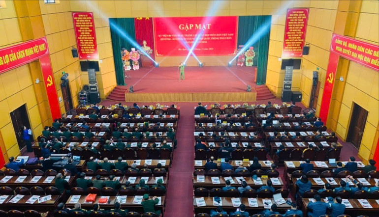 Buổi gặp mặt được tổ chức trọng thể tại Hội trường tỉnh. z6144433191582-2f336ebf3cb17a1e75085f43c9143a65.jpg