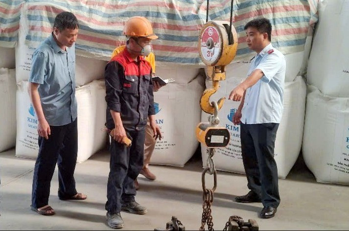 Kiểm tra cân tại Công ty TNHH Kim An An ở Khu Công nghiệp Thanh Bình (Chợ Mới). kiem-tra-can.jpg