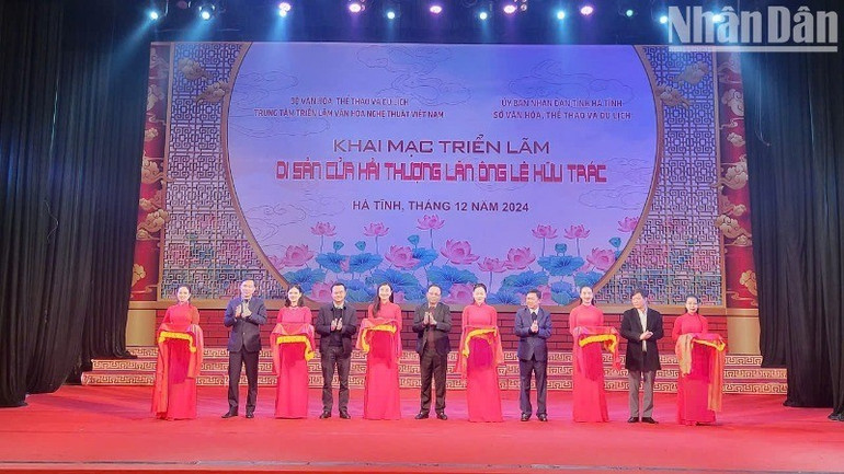 Các đồng chí lãnh đạo tỉnh Hà Tĩnh và Bộ Văn hóa, Thể thao và Du lịch cắt băng khai trương triển lãm. 2q-5239-8216.jpg