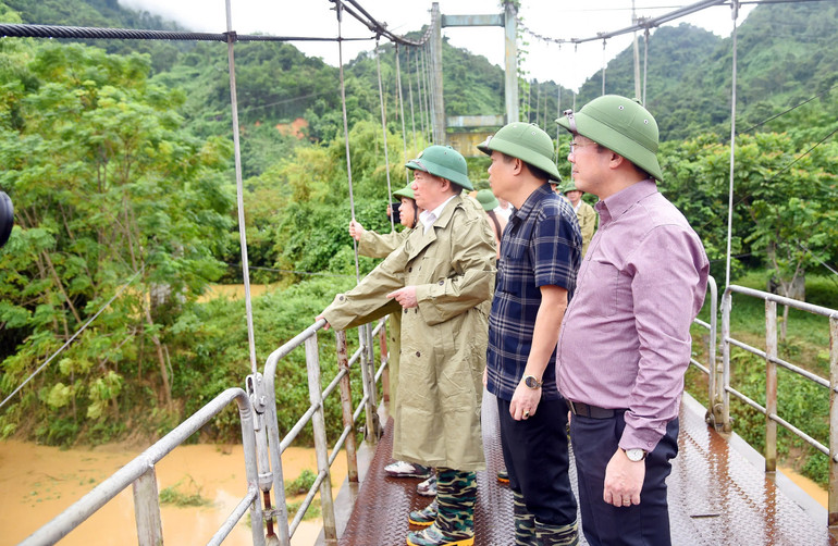 Đoàn công tác của Phó Thủ tướng Chính phủ Hồ Đức Phớc kiểm tra tại vùng bị lũ cô lập. 232.jpg