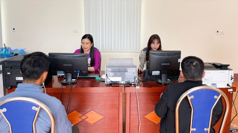Những vấn đề liên quan đến thủ tục hành chính của người dân vẫn được thực hiện xuyên suốt trong quá trình tổ chức sáp nhập các xã và không tổ chức cấp huyện. z6620718056311-597f91112479d6c7b20d60dc848defd0.jpg