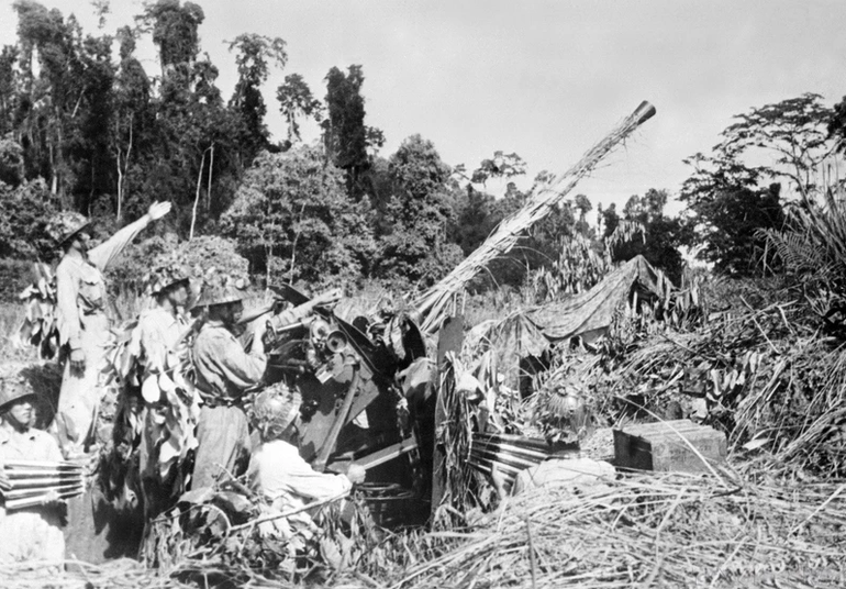 Pháo cao xạ của Trung đoàn 367 chiến đấu trong Chiến dịch Điện Biên Phủ, năm 1954. Ảnh tư liệu 919.png