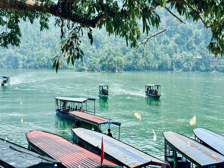 Không khí trong lành của hồ Ba Bể luôn là điểm nhấn thu hút du khách. t35-khong-khi-trong-lanh-cua-ho-ba-be-luon-la-diem-nhan-thu-hut-du-khach.jpg