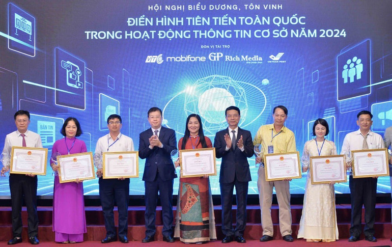 Tôn vinh các điển hình tiên tiến toàn quốc về hoạt động thông tin cơ sở. 462236185-8879928395351666-1988605957163475726-n-1516-4802.jpg