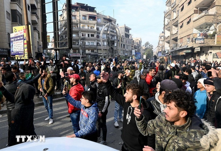 Người dân Syria tại thủ đô Damascus ngày 8/12/2024. (Ảnh: THX/TTXVN) ttxvn-syria-resize-1167-1539.jpg